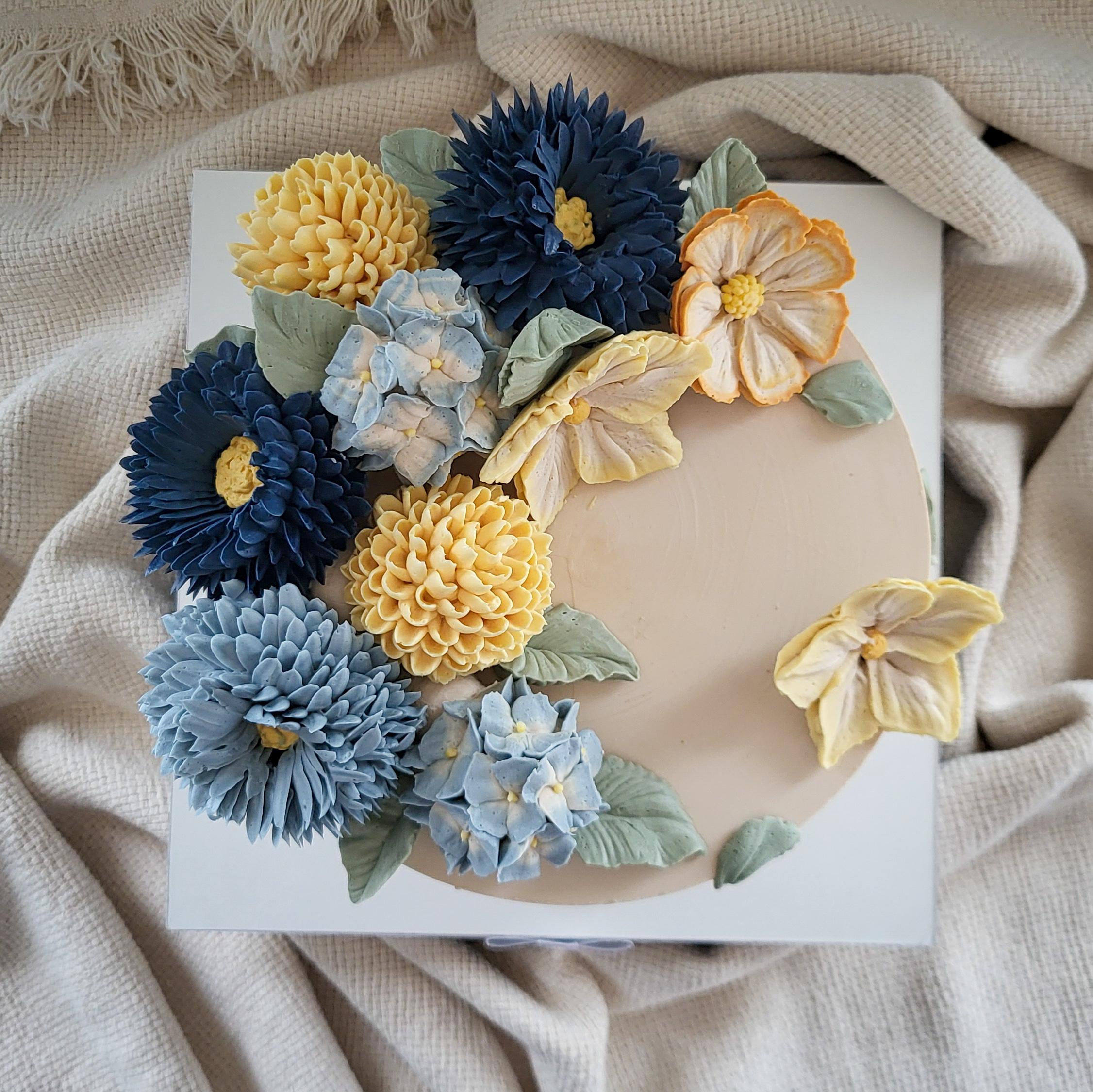 Tort jednopiętrowy z kwiatami z kremu